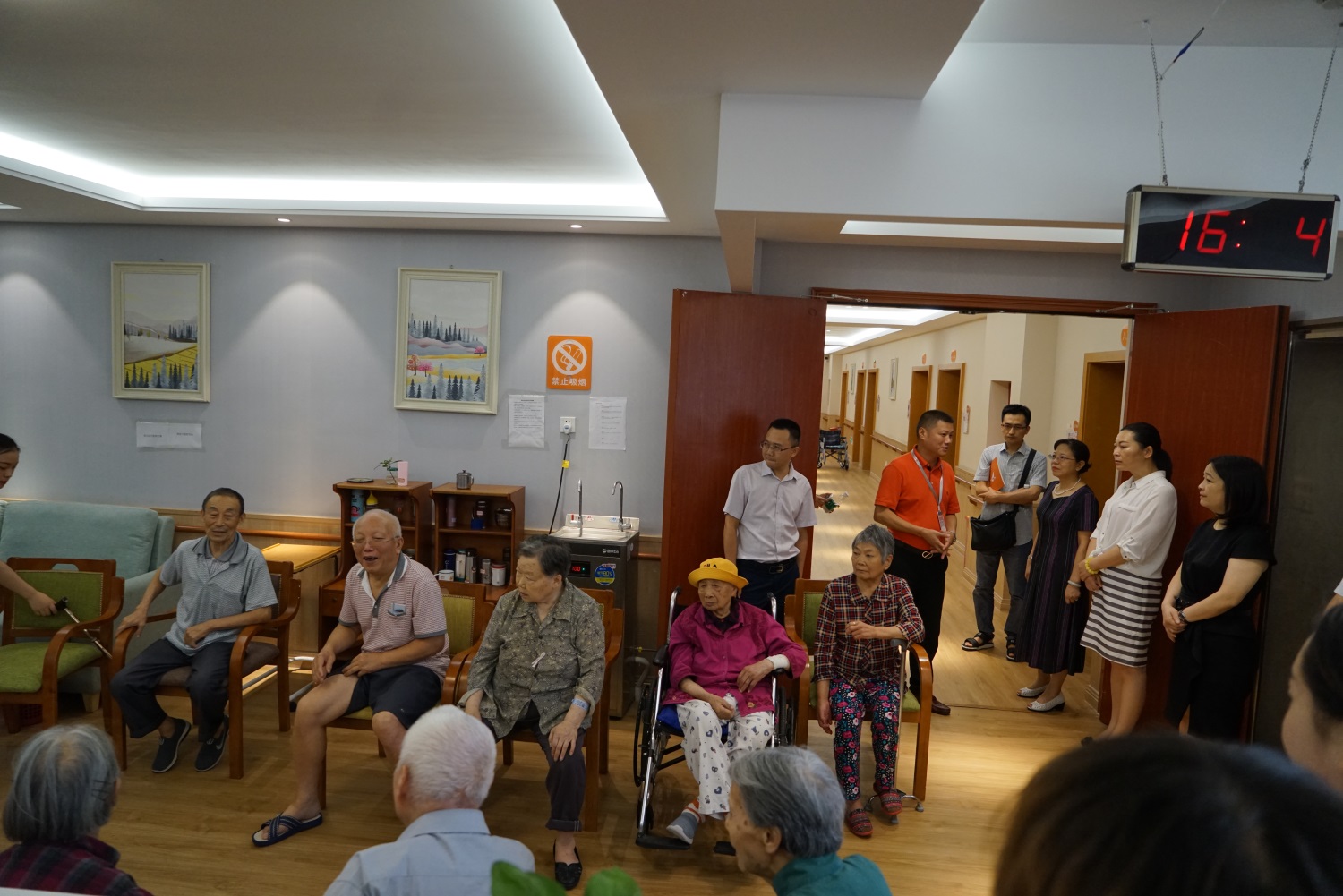 8A区三层大厅（老人正在开展拍球活动）.JPG