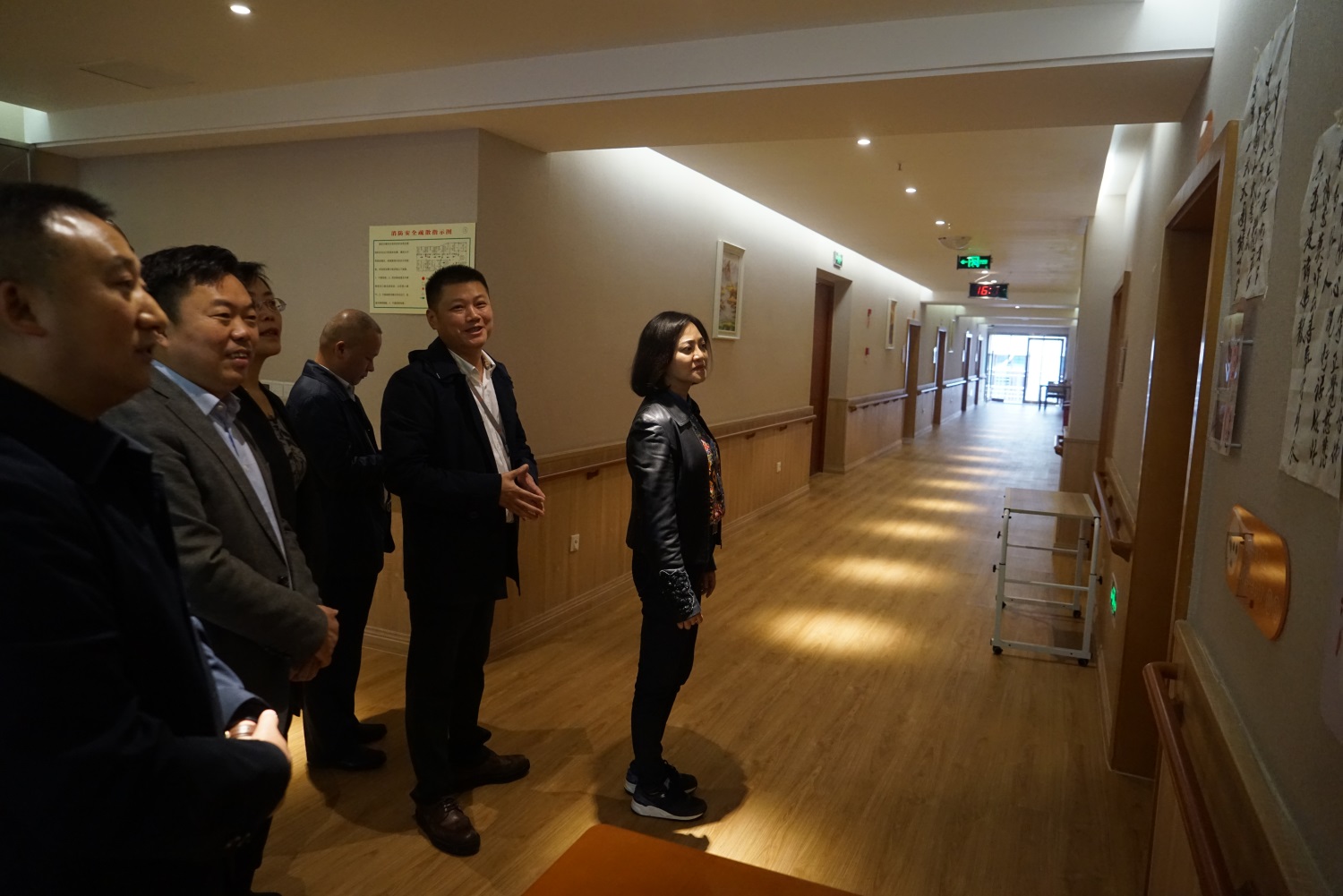 7.参观老人日常书画文章作品.JPG