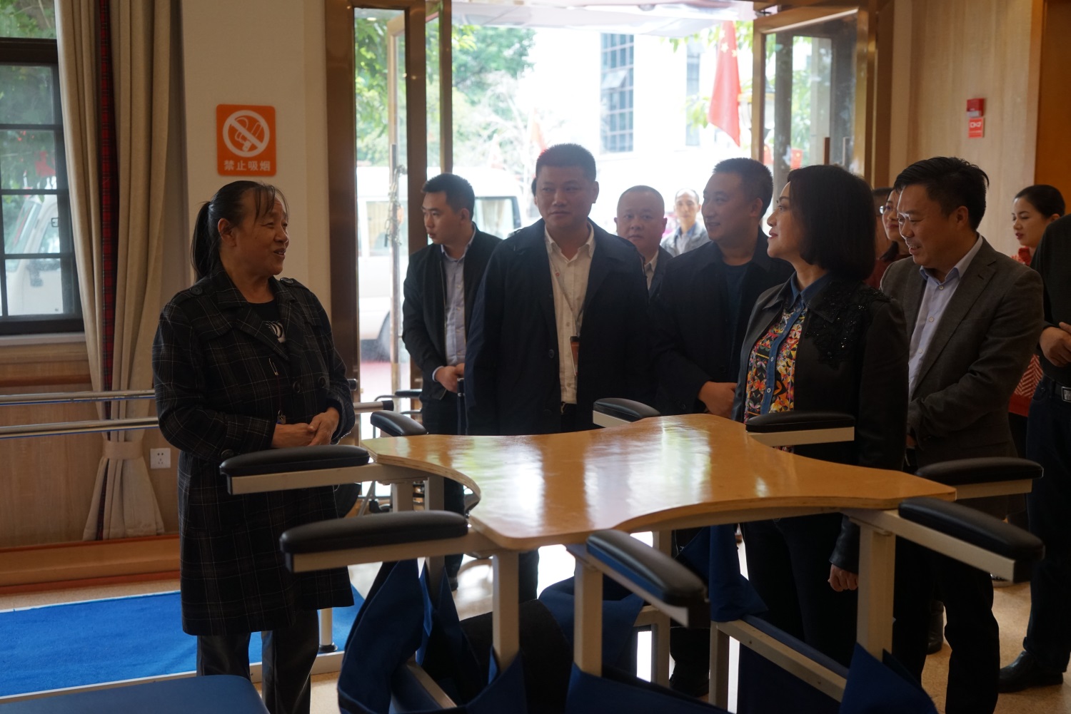 3.唐副市长询问正在康复中心进行康复训练的老人.JPG
