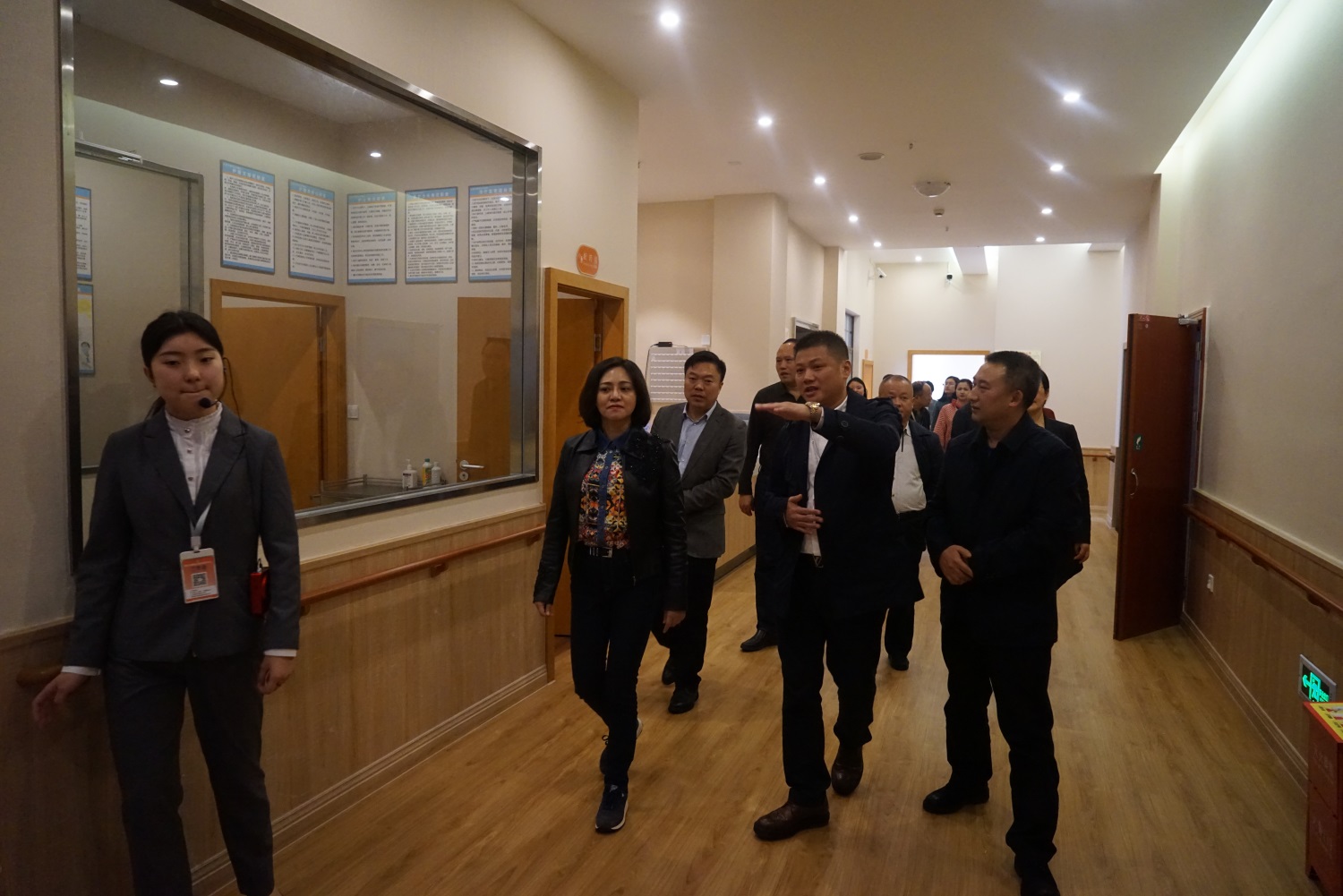 4.陈董事长向唐副市长详细介绍鹤鸣山护理院.JPG
