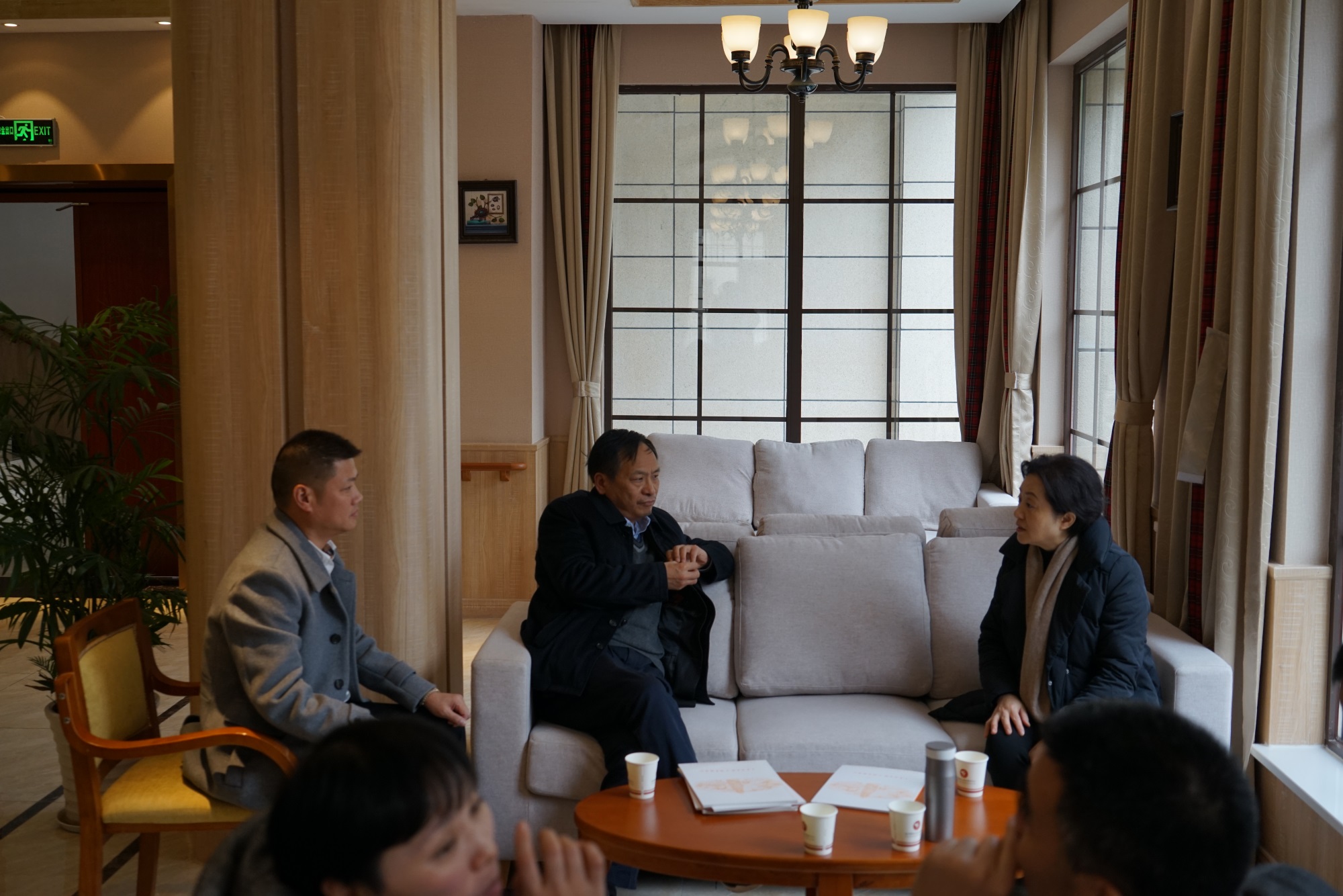 1邓厅长在服务大厅听取陈董事长介绍中心情况.JPG