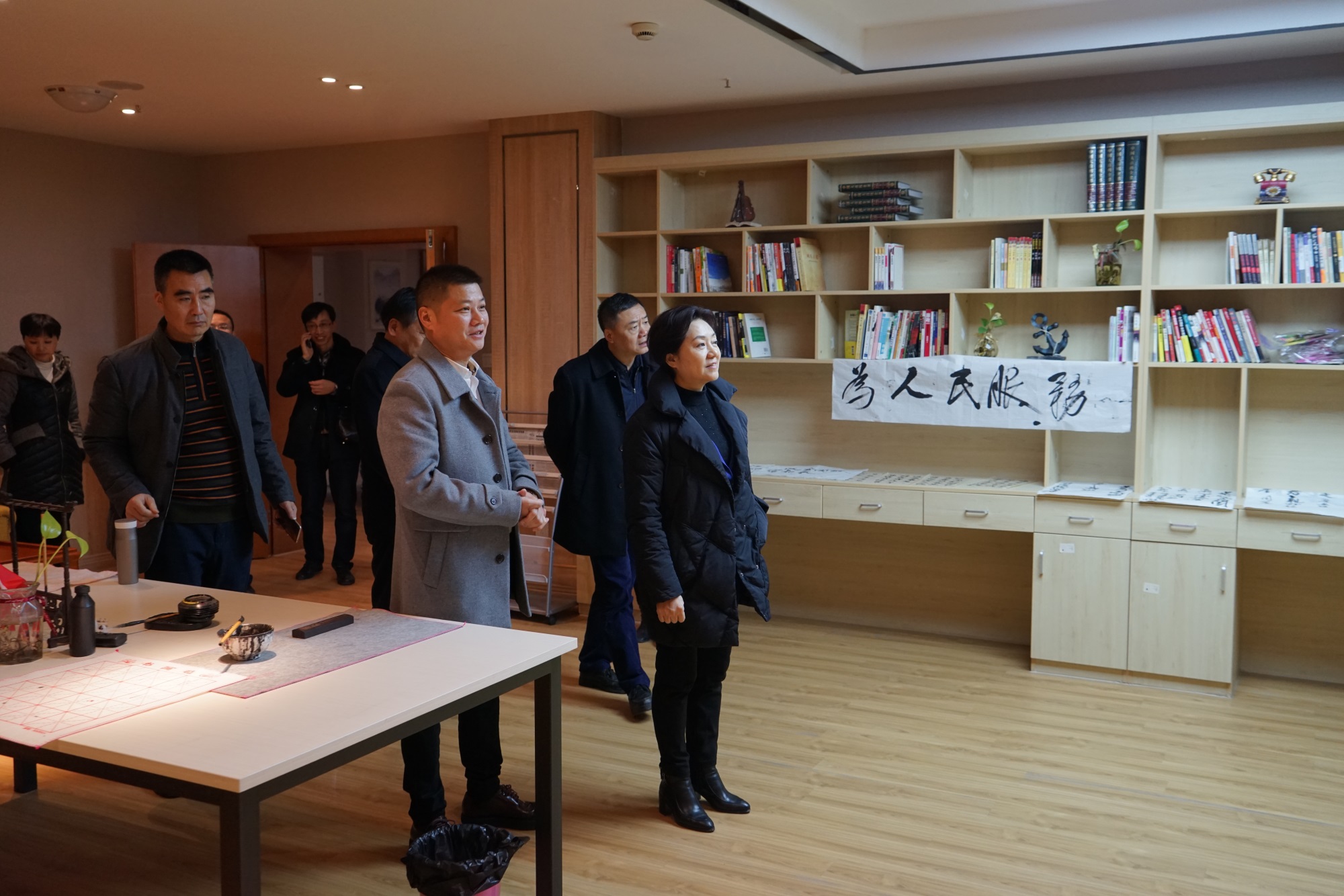 5参观书画阅览室，观看老人字画.JPG