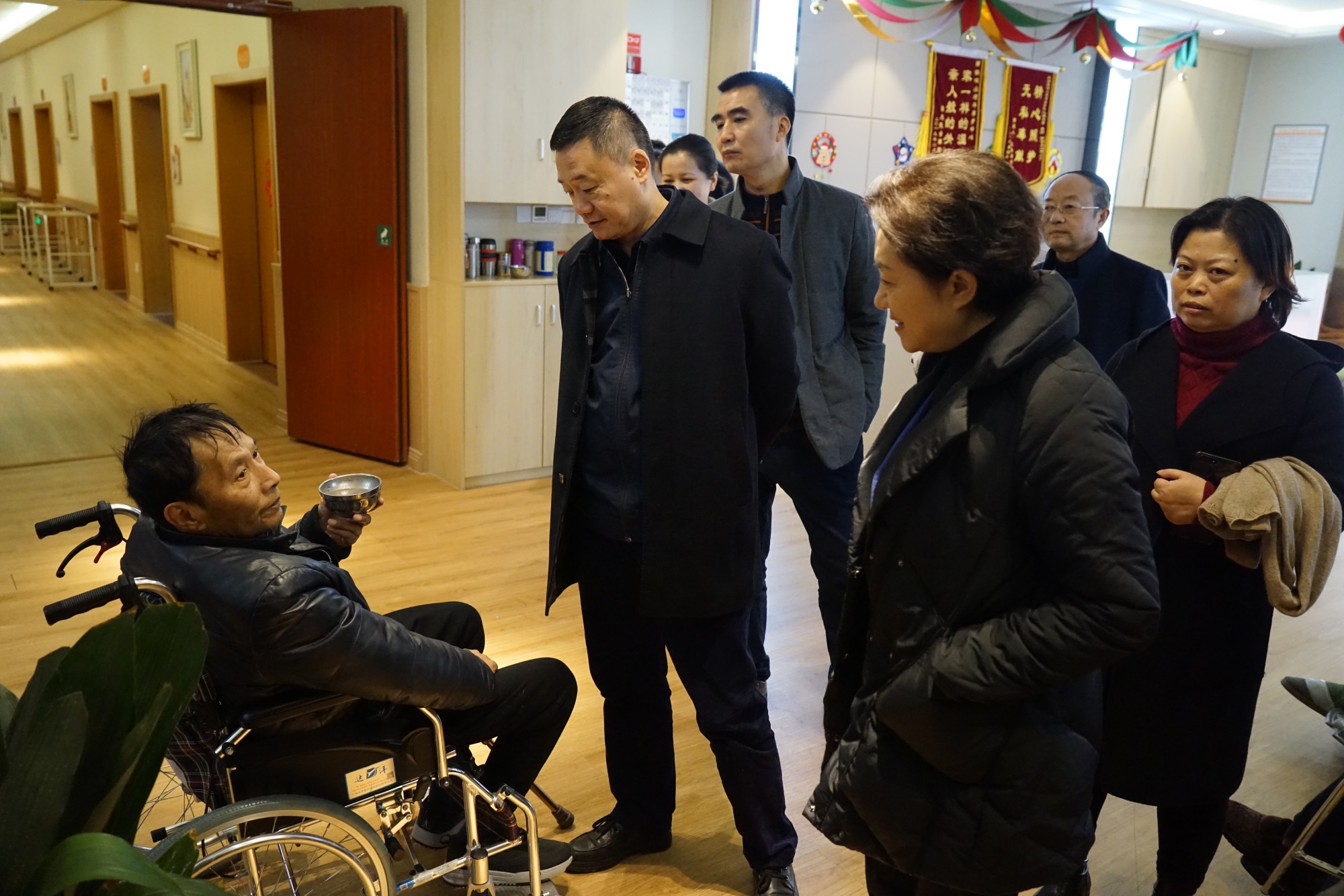 6.进入养护中心鹤鸣苑一层，与正在食用下午茶的曾爷爷亲切交谈.JPG