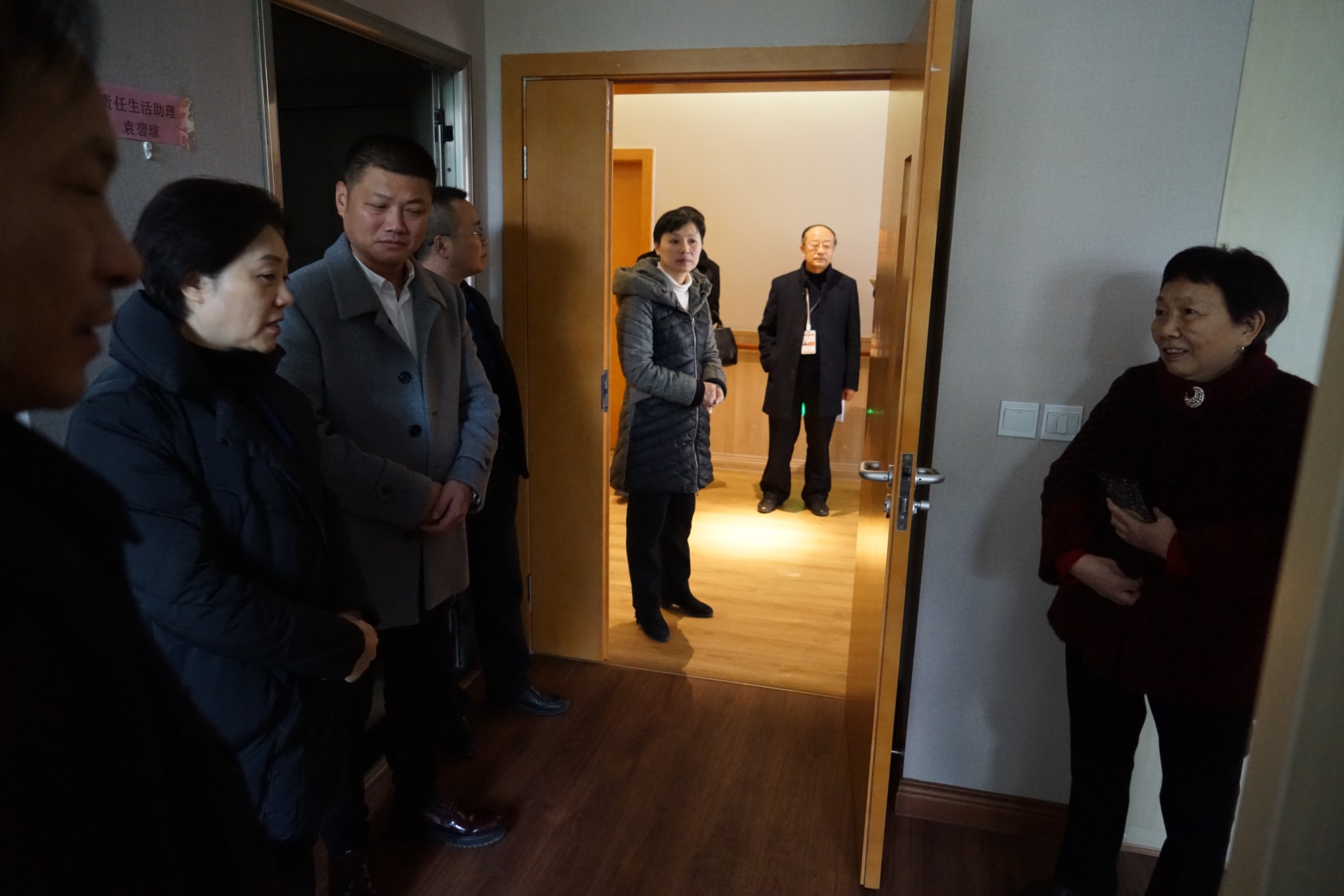 11.参观套房，邓厅长与入住老人候婆婆亲切交谈.JPG