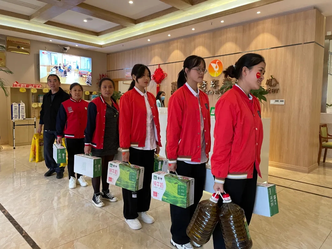 老师们带来慰问品.jpg